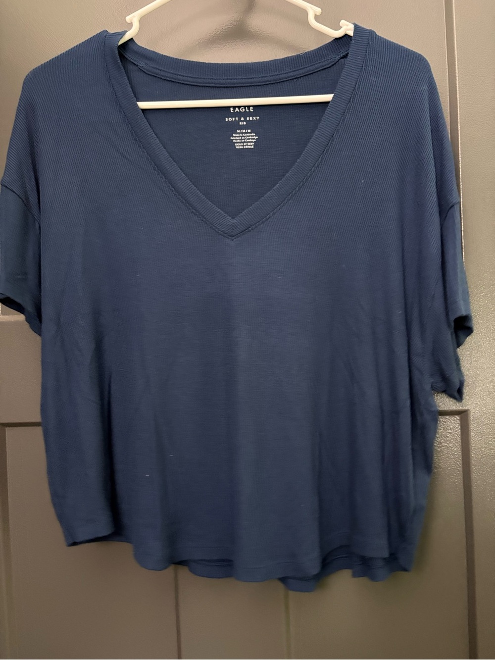 American Eagle Outfitters Navy V‑Neck Cropped Tee
